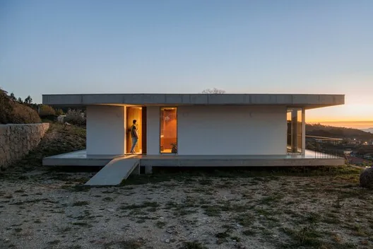 Coqueira Evi: Granit Duvarlar Arasında Askıda Bir Hacim