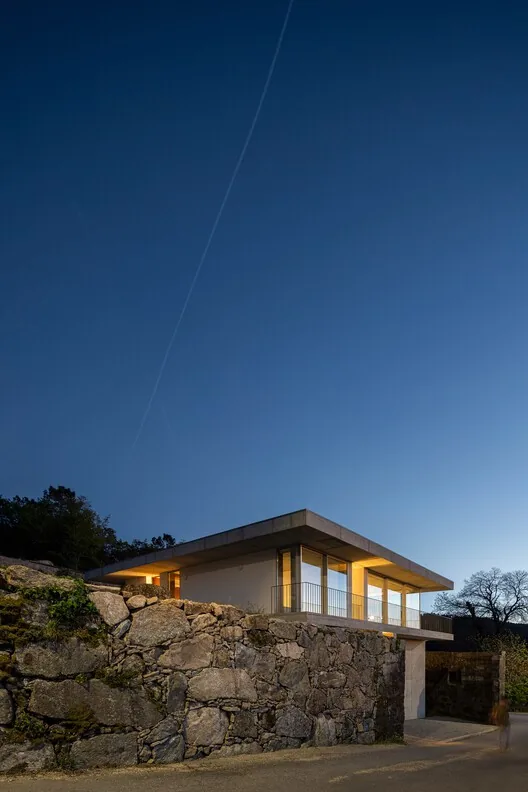 Coqueira Evi: Granit Duvarlar Arasında Askıda Bir Hacim