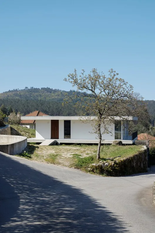 Coqueira Evi: Granit Duvarlar Arasında Askıda Bir Hacim