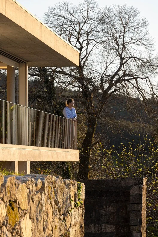 Coqueira Evi: Granit Duvarlar Arasında Askıda Bir Hacim