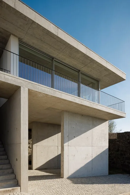 Coqueira Evi: Granit Duvarlar Arasında Askıda Bir Hacim