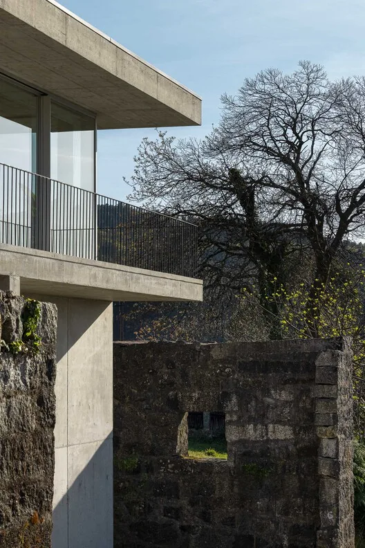 Coqueira Evi: Granit Duvarlar Arasında Askıda Bir Hacim