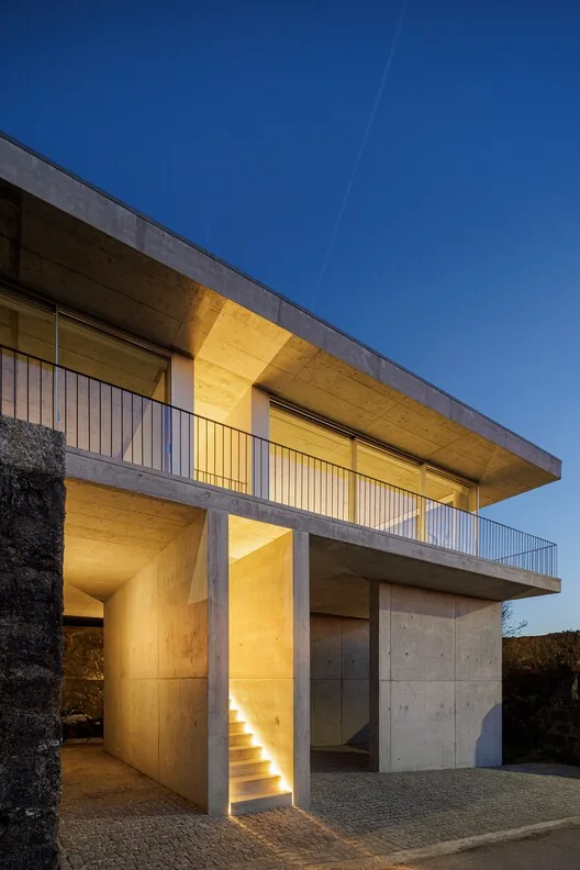 Coqueira Evi: Granit Duvarlar Arasında Askıda Bir Hacim