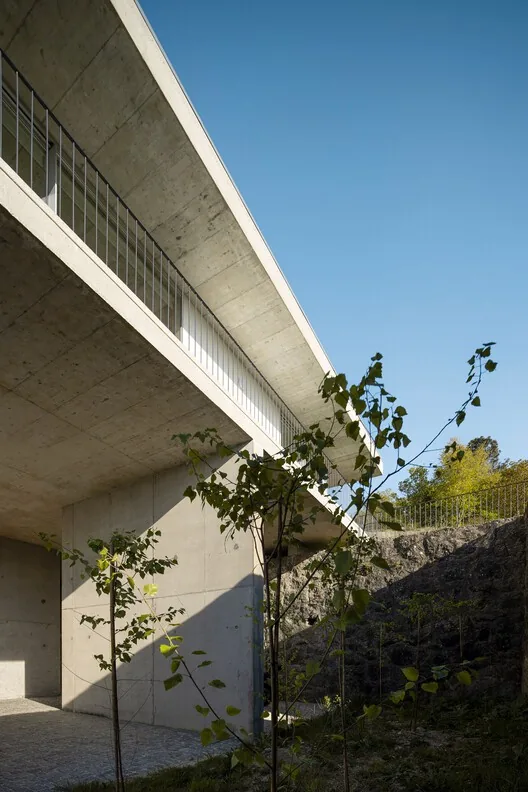 Coqueira Evi: Granit Duvarlar Arasında Askıda Bir Hacim