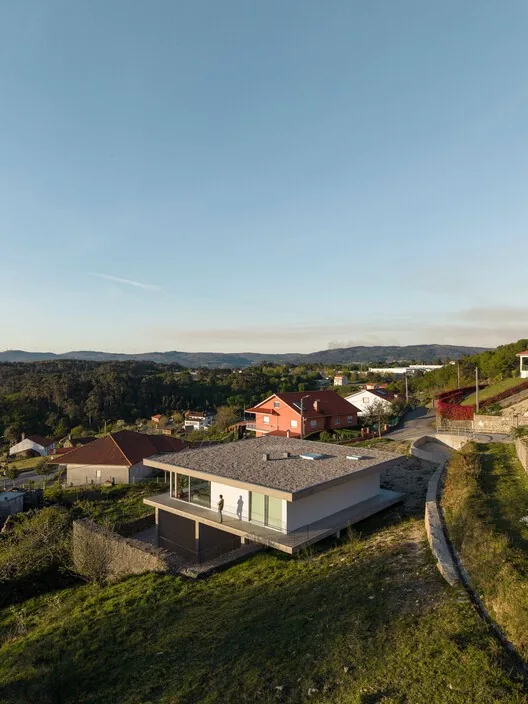 Coqueira Evi: Granit Duvarlar Arasında Askıda Bir Hacim