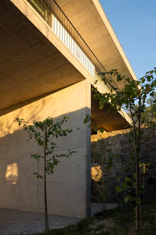 Coqueira Evi: Granit Duvarlar Arasında Askıda Bir Hacim