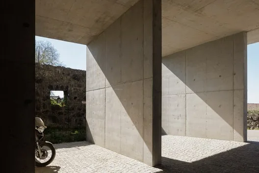 Coqueira Evi: Granit Duvarlar Arasında Askıda Bir Hacim