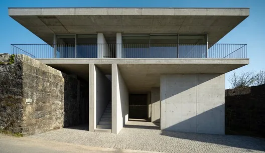 Coqueira Evi: Granit Duvarlar Arasında Askıda Bir Hacim