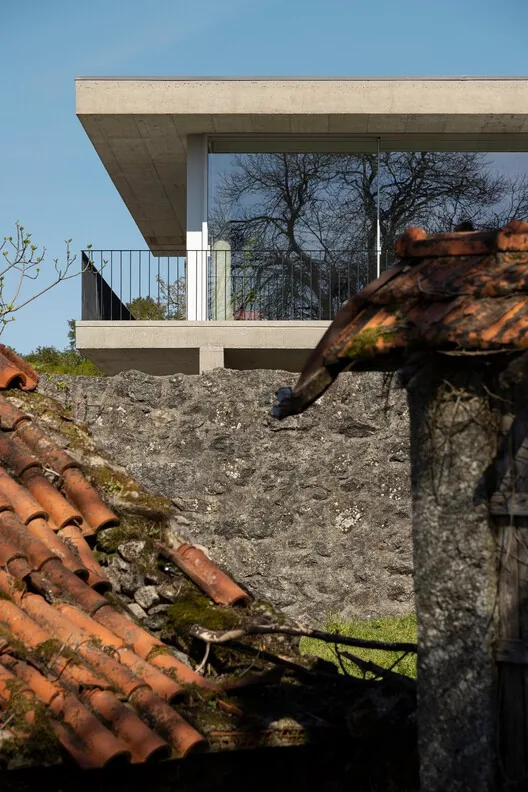 Coqueira Evi: Granit Duvarlar Arasında Askıda Bir Hacim