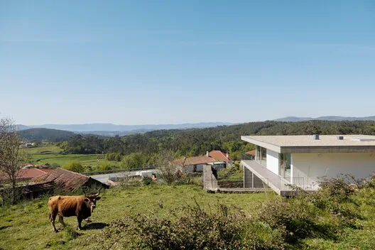 Coqueira Evi: Granit Duvarlar Arasında Askıda Bir Hacim