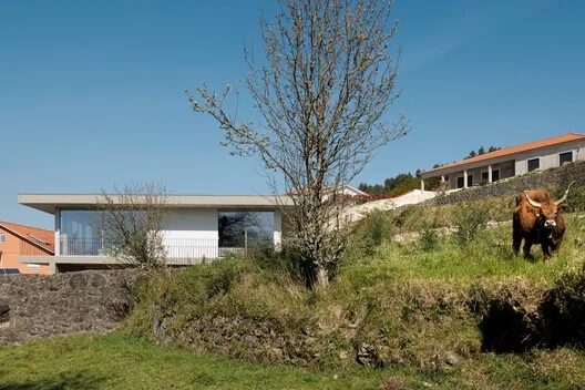 Coqueira Evi: Granit Duvarlar Arasında Askıda Bir Hacim