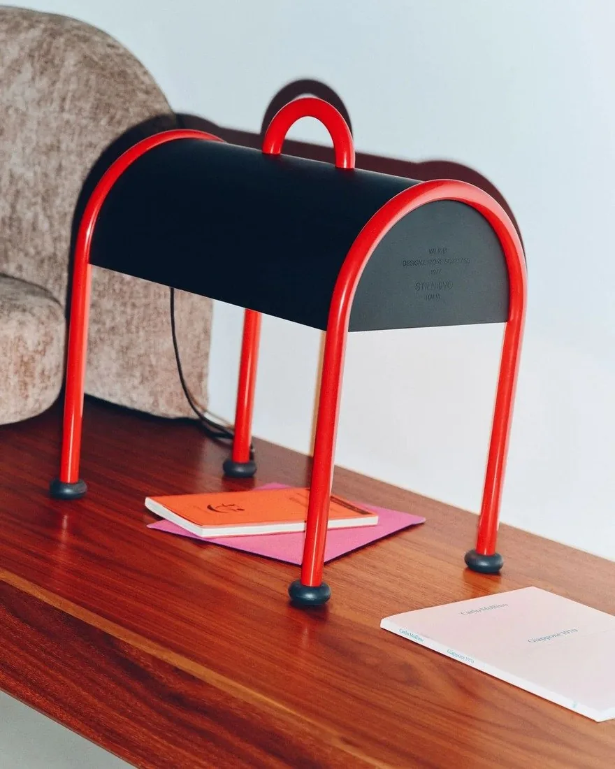 Ettore Sottsass’ın Kurallara Meydan Okuyan Valigia Lambası