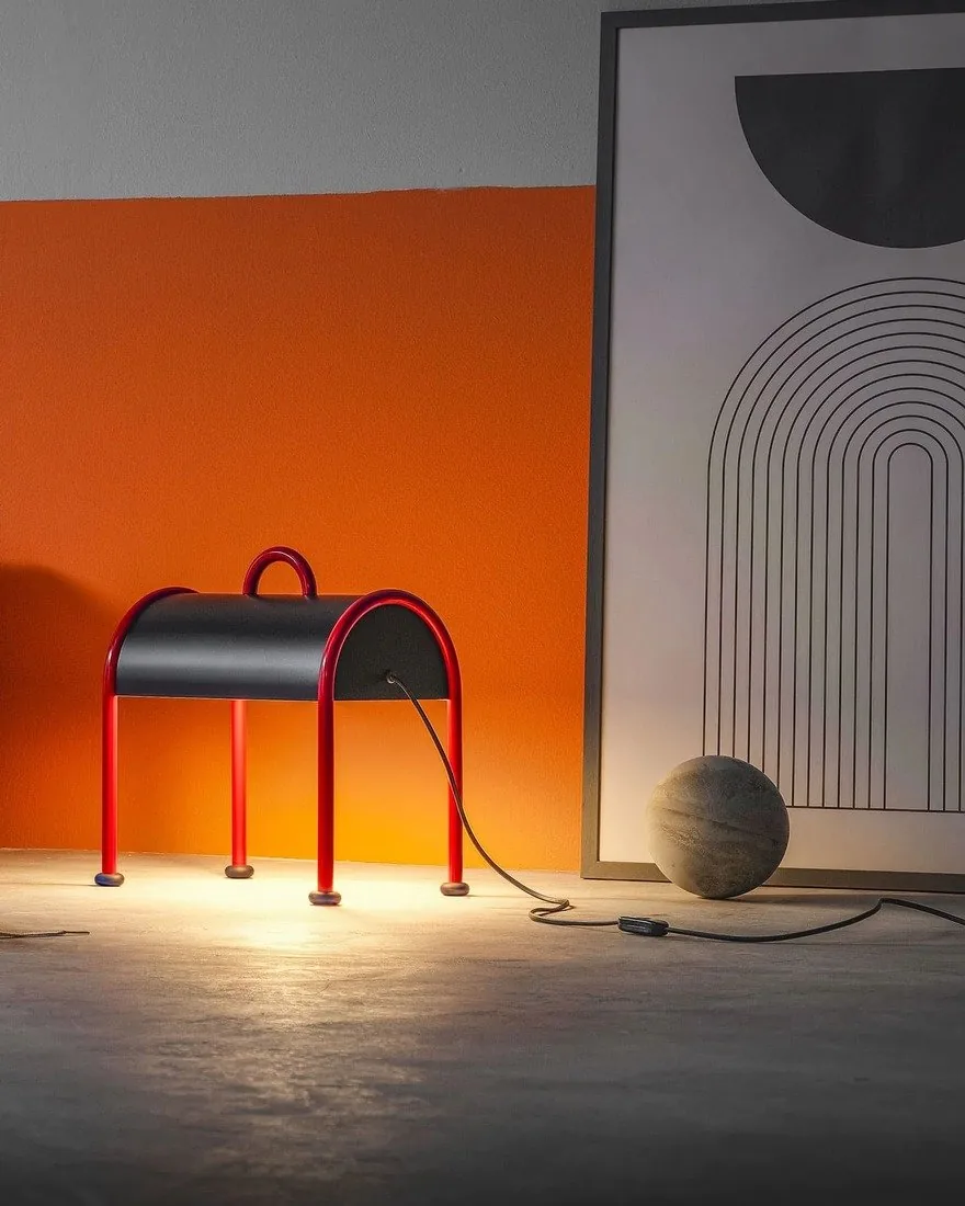 Ettore Sottsass’ın Kurallara Meydan Okuyan Valigia Lambası