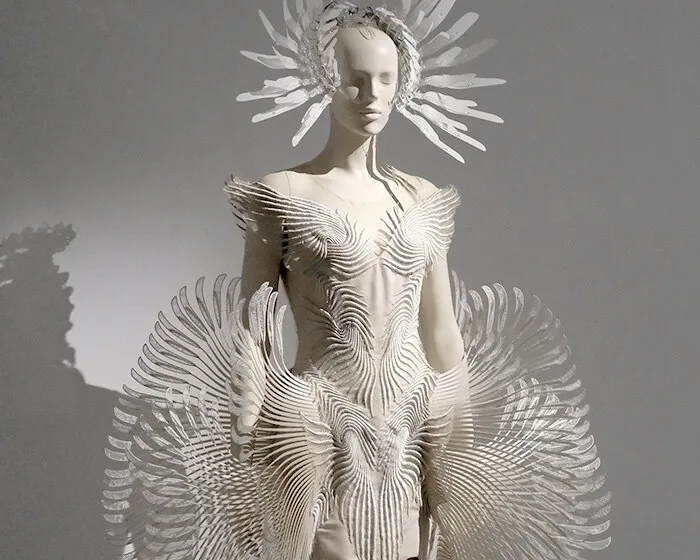 Iris van Herpen Şampanyayı Sanata Dönüştürdü