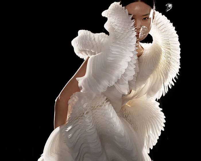 Iris van Herpen Şampanyayı Sanata Dönüştürdü