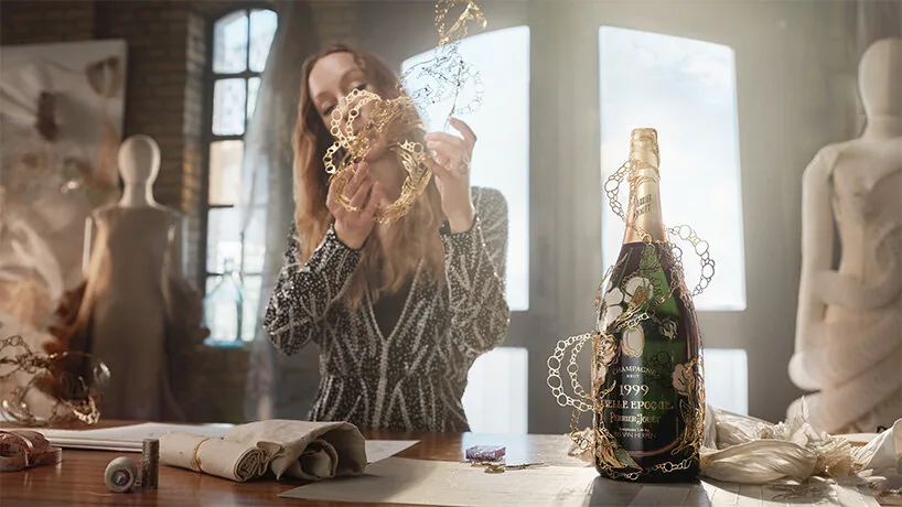 Iris van Herpen’den Şampanya Şişesine Doğanın Görünmez Ritmi