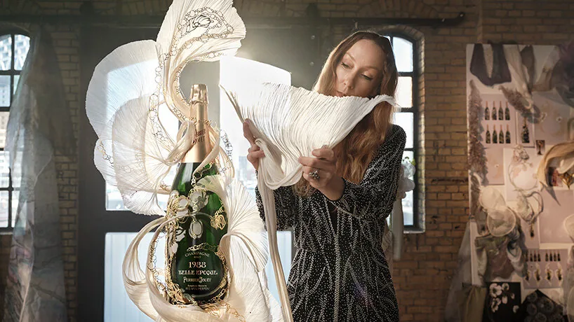 Iris van Herpen’den Şampanya Şişesine Doğanın Görünmez Ritmi