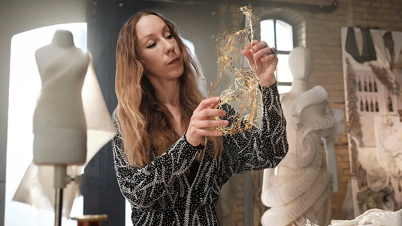 Iris van Herpen Şampanyayı Sanata Dönüştürdü