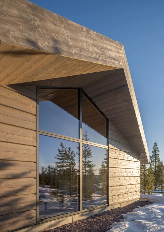 İsveç Dağlarında Modern Kütük Ev: Van Peborgh Lodge