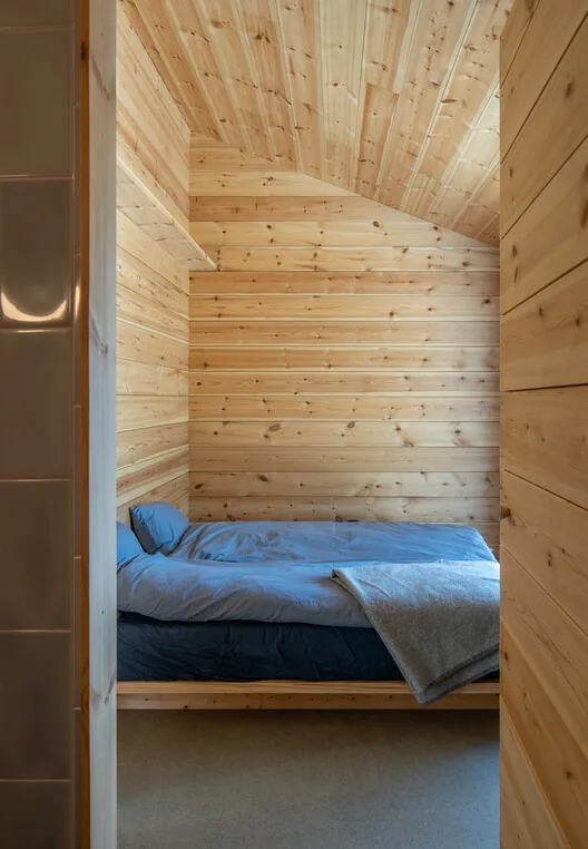 İsveç Dağlarında Modern Kütük Ev: Van Peborgh Lodge