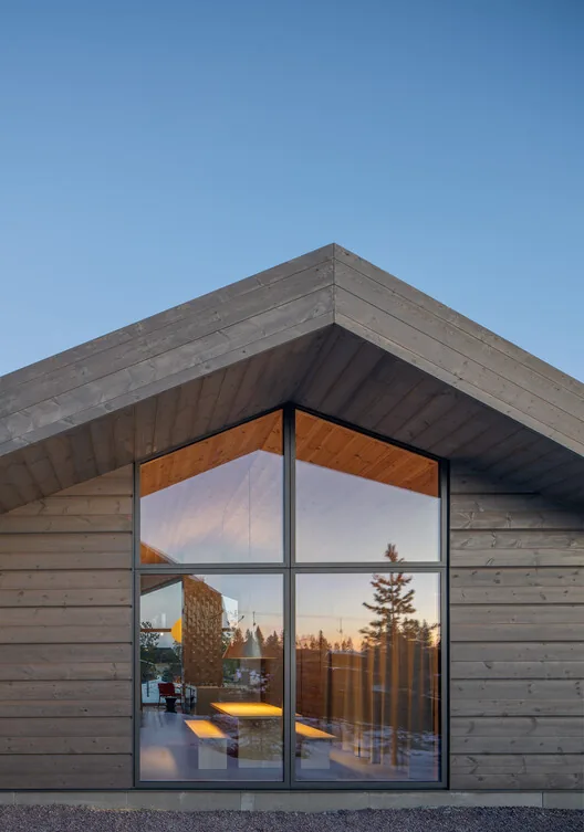 İsveç Dağlarında Modern Kütük Ev: Van Peborgh Lodge