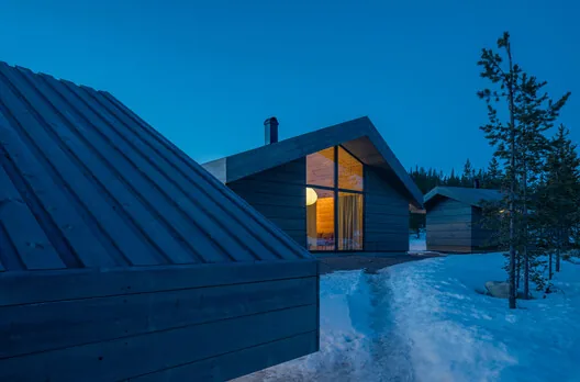 İsveç Dağlarında Modern Kütük Ev: Van Peborgh Lodge