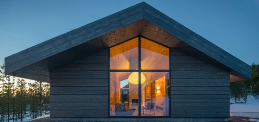İsveç Dağlarında Modern Kütük Ev: Van Peborgh Lodge