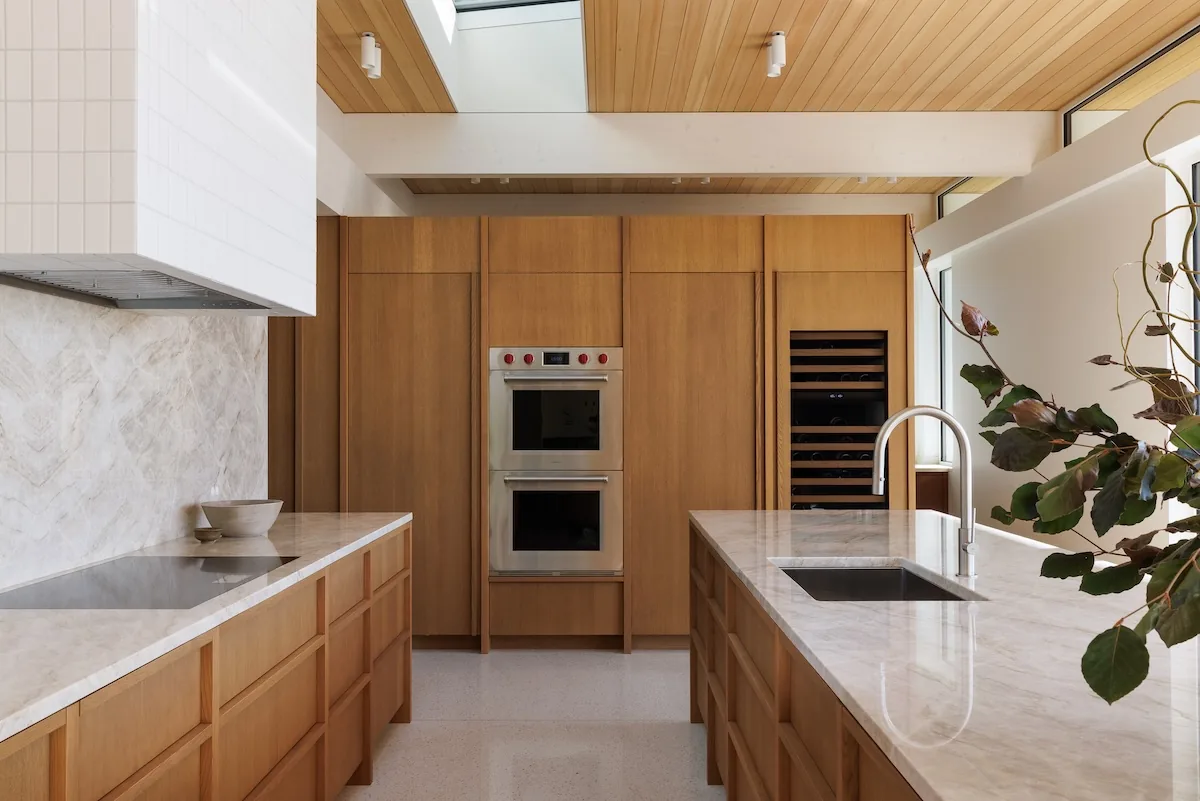 Kanada’nın Sarp Kı
Kaynak: Design Milk | Yayın Tarihi: 29 Ekim 2026
![Kanada'nın Sarp Kıyısında Modernist Bir Ev