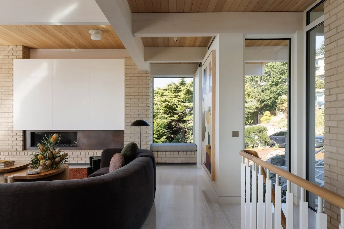 Kanada'nın Sarp Kıyısında Modernist Bir Ev