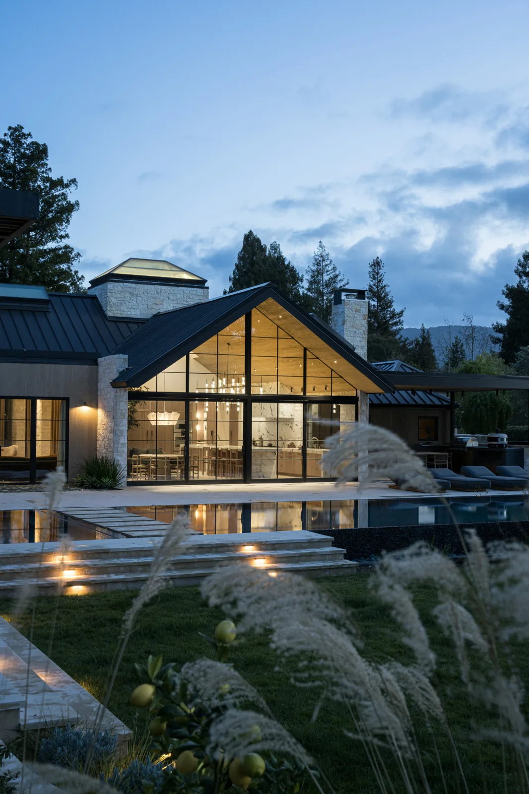 Los Altos Hills
Kaynak: Design Milk | Yayın Tarihi: 21 Ekim 2026
![Los Altos Hills'te Doğayla Örülü Ev: Hommeboys'un Sıcak Dokunuşu