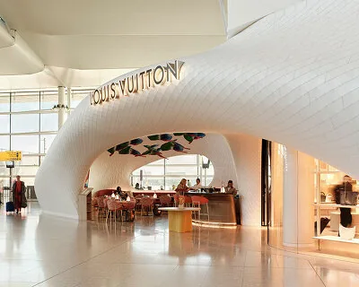 LV Podyumunda Uçan Arabalar: Chinlund'un Louvre'u