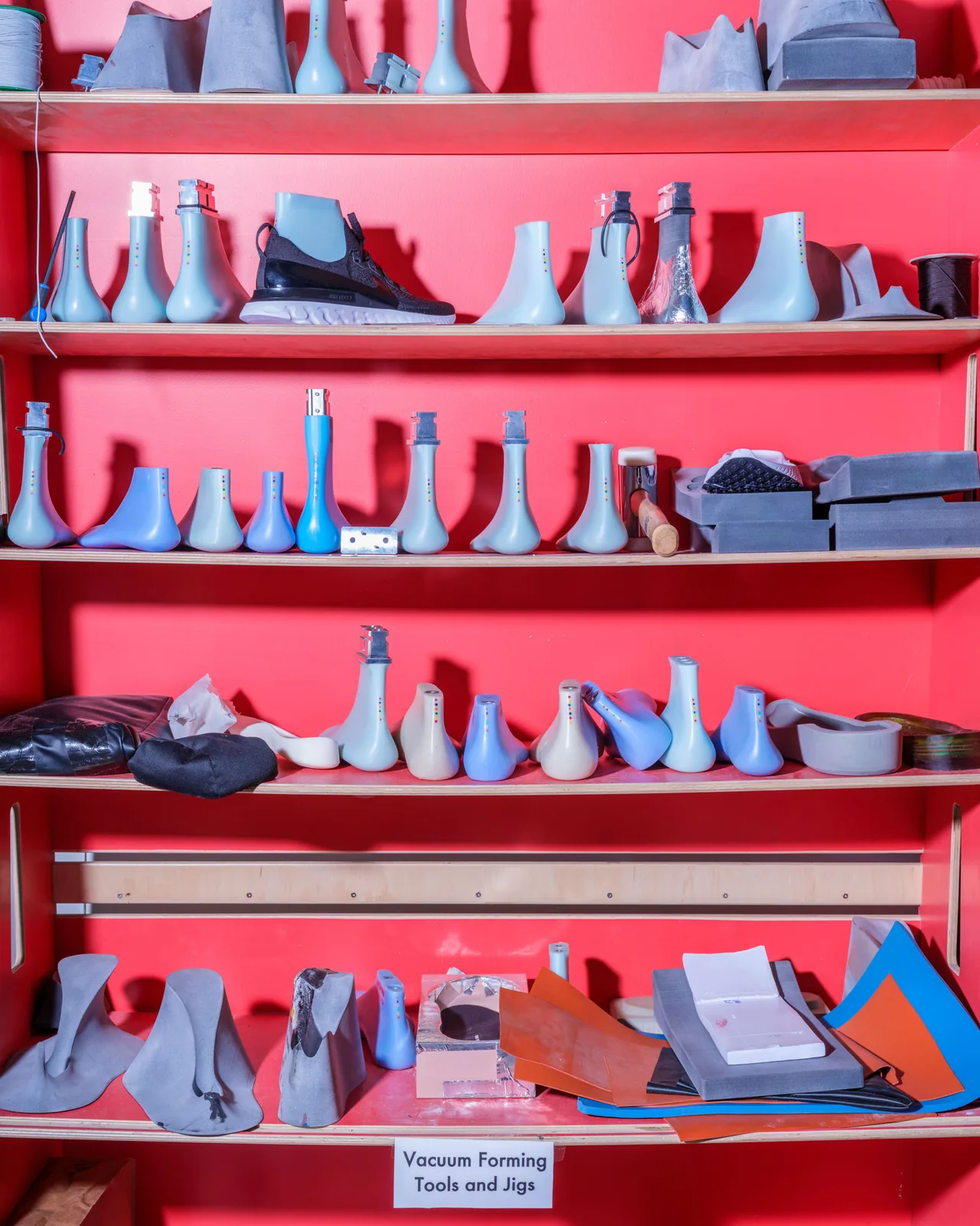 Nike'ın 50 Yıllık Tasarım Hikayesi: Swoosh'un Gizli Arşivi