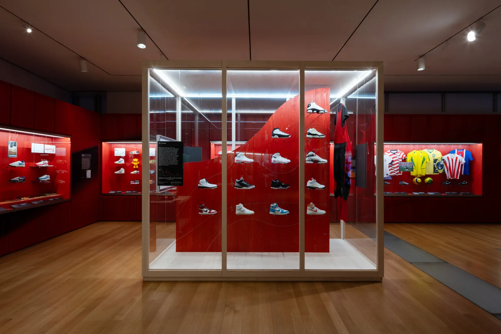 Nike'ın 50 Yıllık Tasarım Hikayesi: Swoosh'un Gizli Arşivi