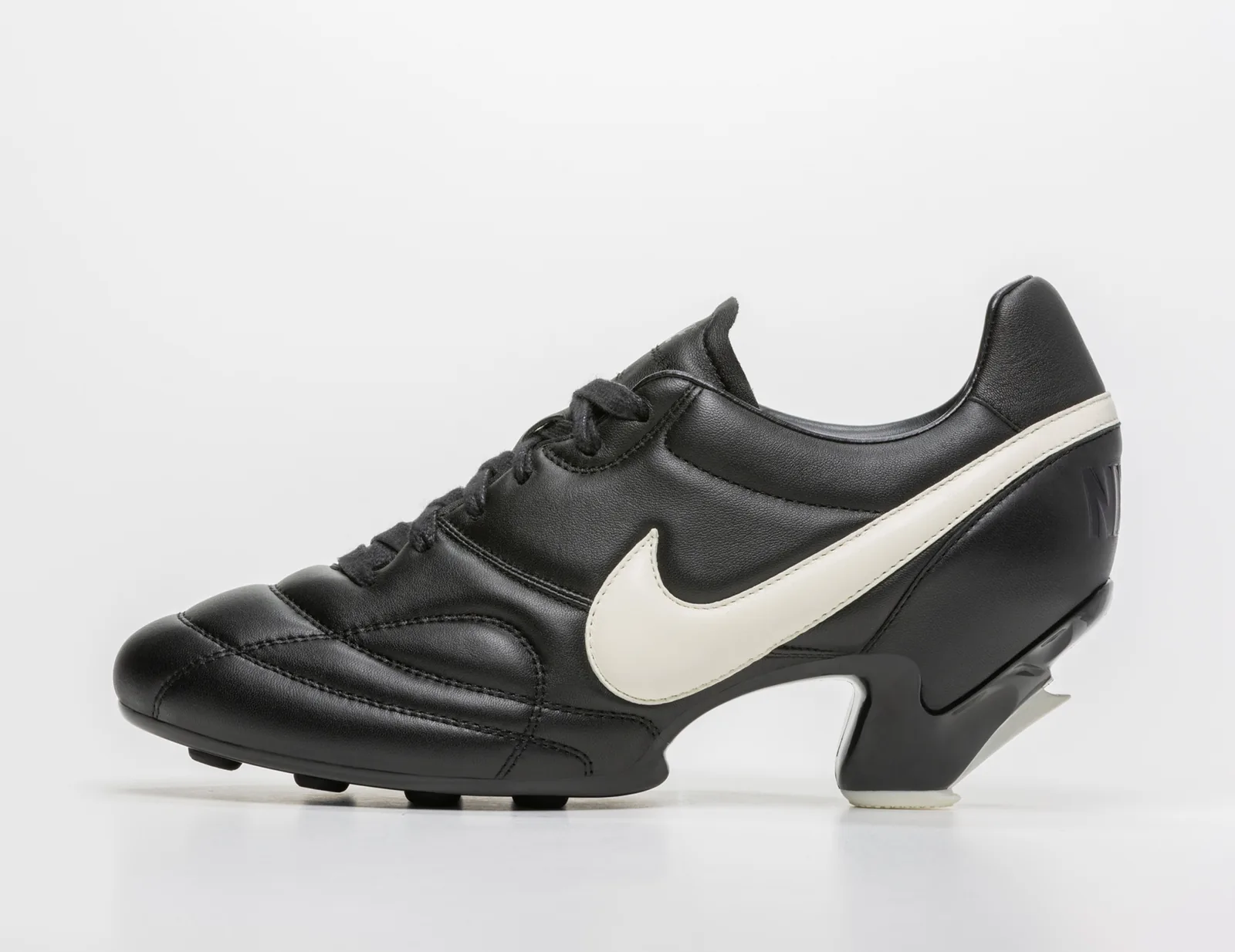 Nike’ın 50 Yıllık Tasarım Hikayesi: Swoosh’un Arkasında Ne Var?