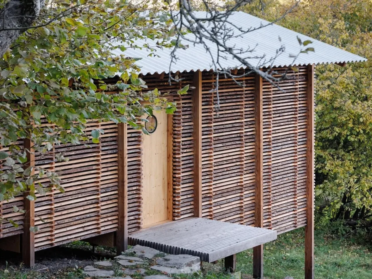 Orman İçinde Küçük Bir Sauna: Dinlenmeye Alan Açan Tasarım