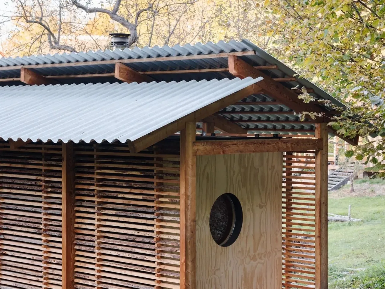 Orman İçinde Küçük Bir Sauna: Dinlenmeye Alan Açan Tasarım