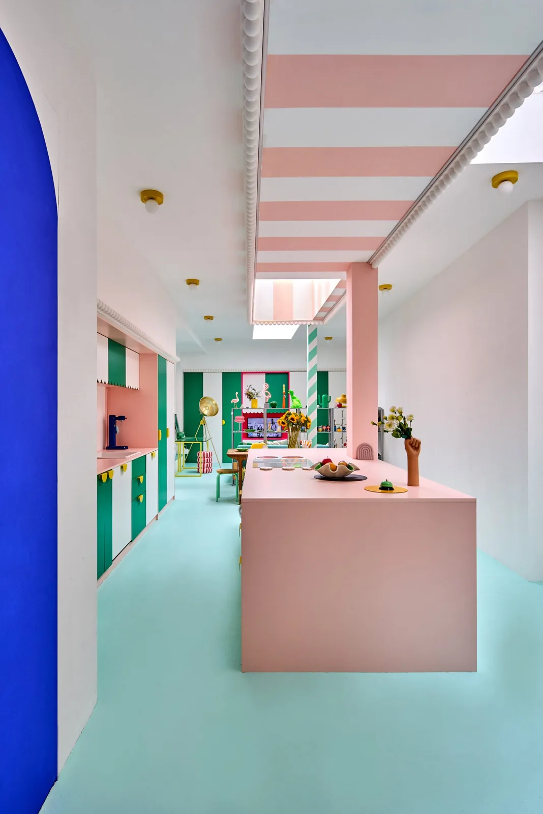 Peter Morris'in Pembe Ev'i: Londra'da Masalsı Bir Soluk