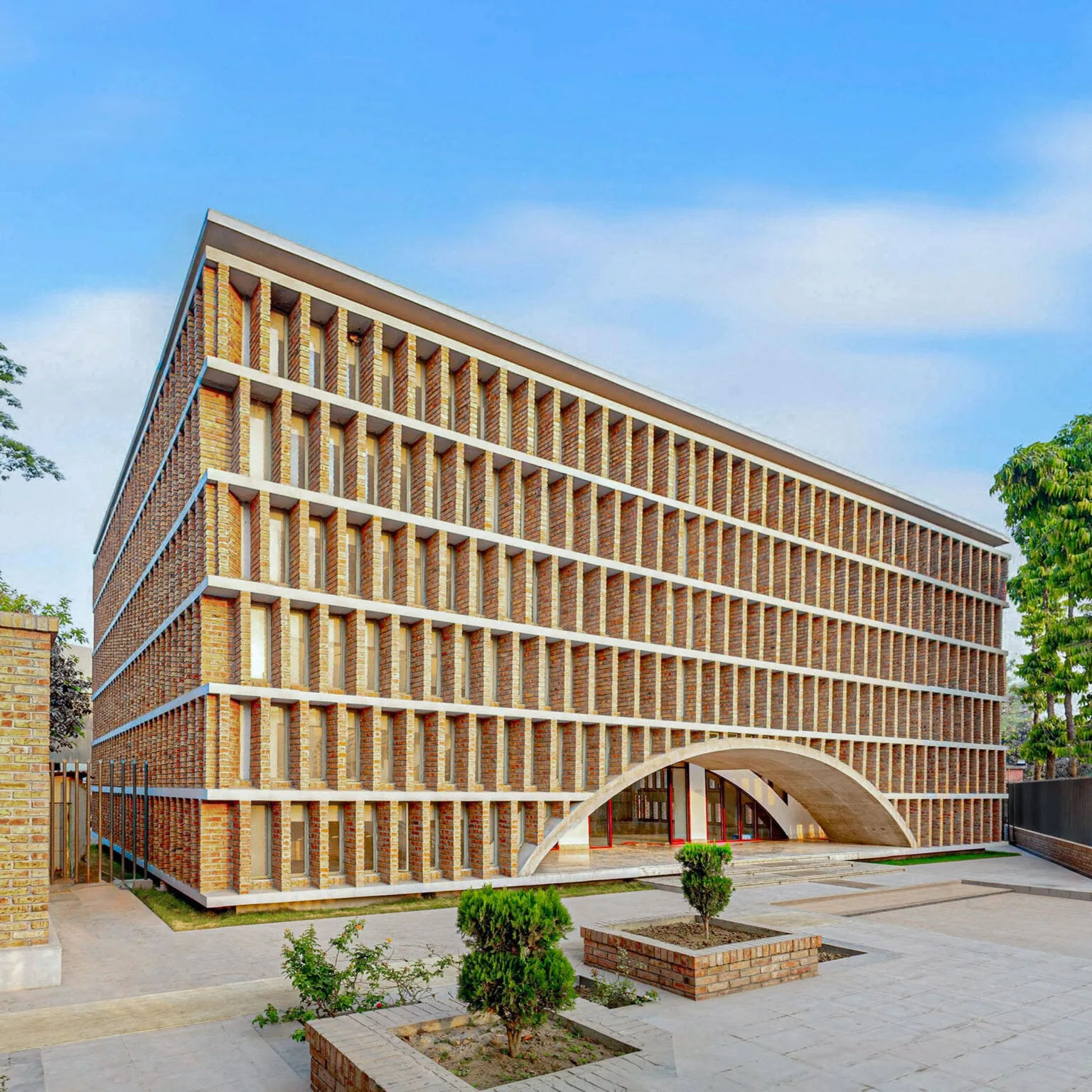 RIBA Ödüllü Nakshabid Architects: Bangladeş'ten İklim ve Emek Dersi