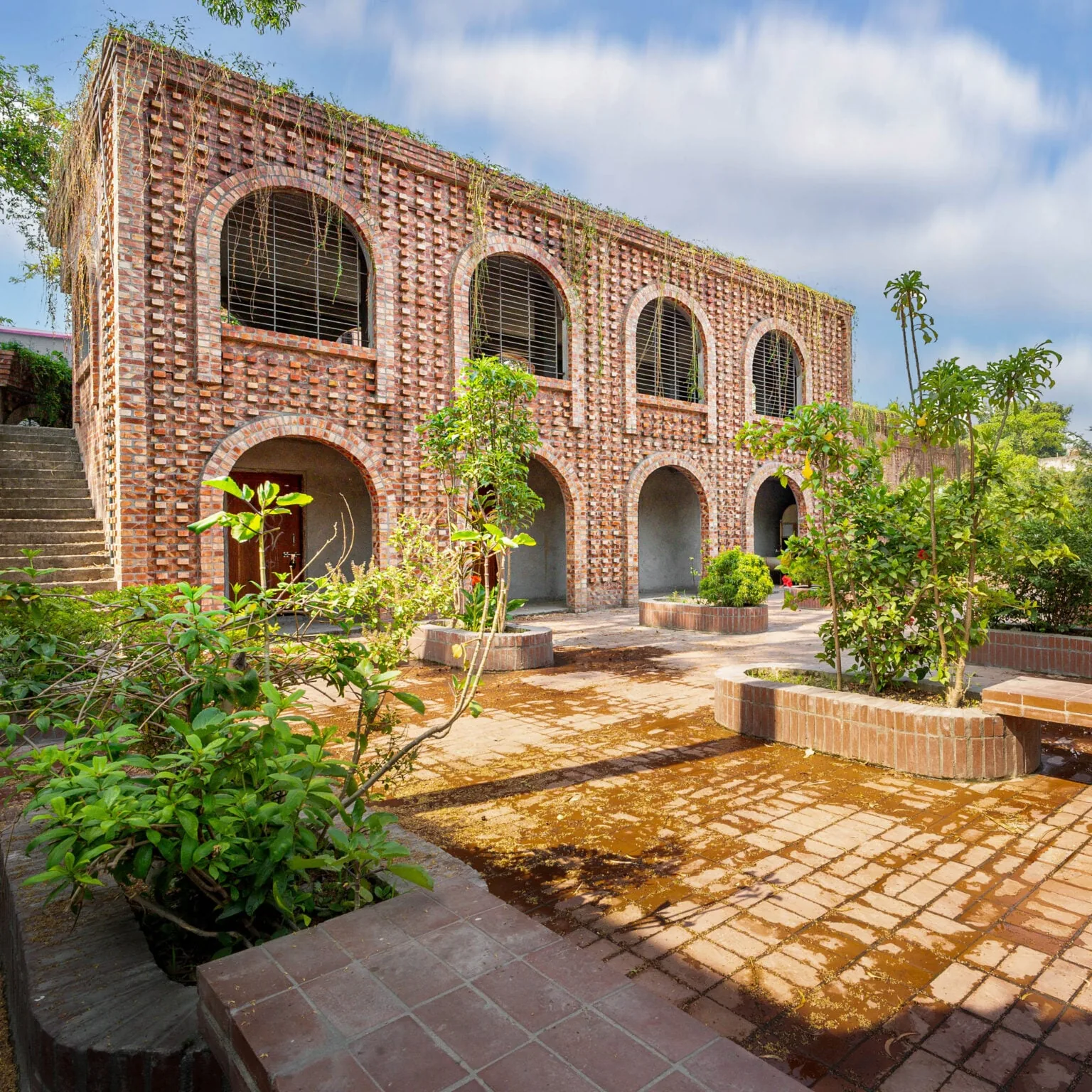 RIBA Ödüllü Nakshabid Architects: Bangladeş'ten İklim ve Emek Dersi