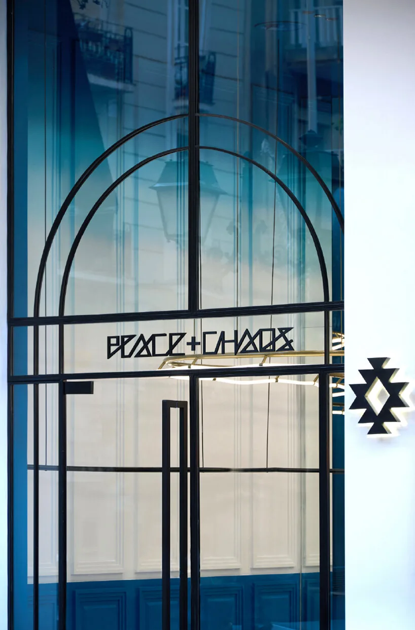 Selanik'te Peace + Chaos: Monokrom ve Kaosun İç Mimari Dansı