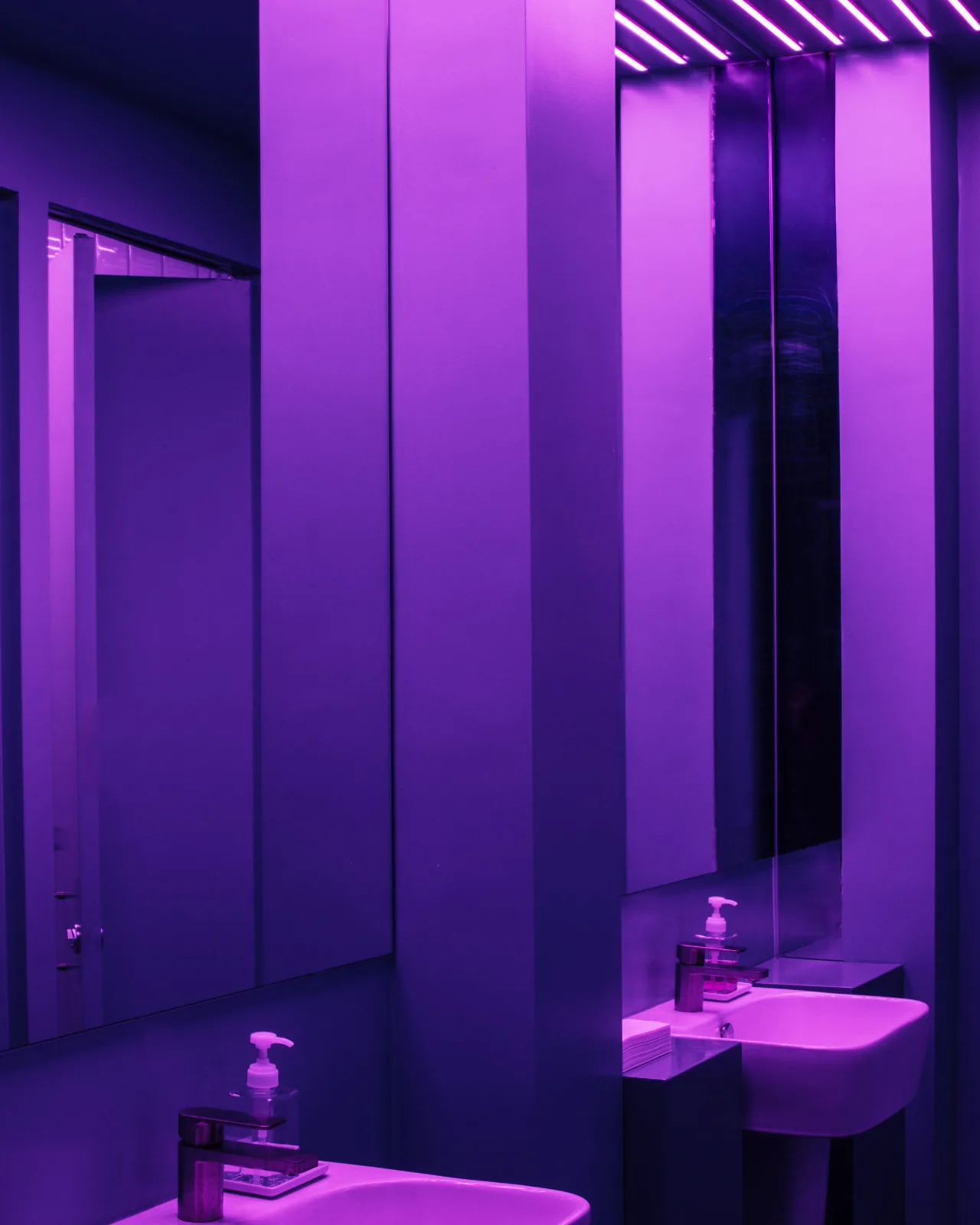 Toronto’da Kot Mavisine Bürünmüş Modern Japon Steakhouse