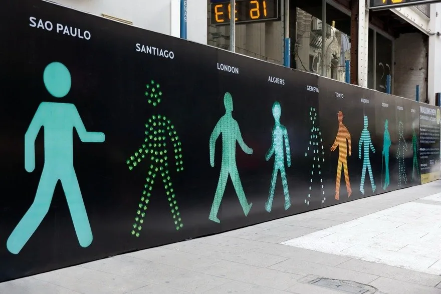 Yaya Geçidi İkonları Sanat Oluyor: Maya Barkai’nin ‘Walking Men’ Projesi
