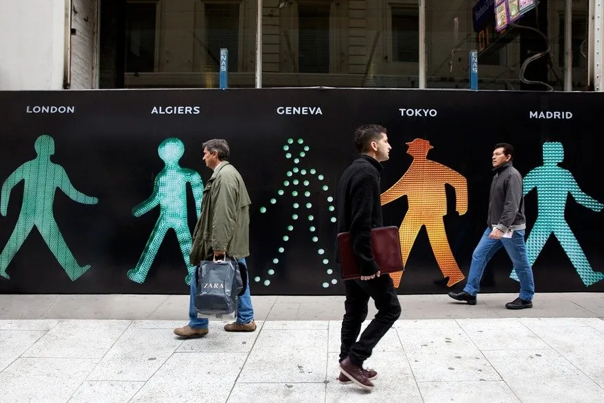 Yaya Geçidi İkonları Sanat Oluyor: Maya Barkai'nin 'Walking Men' Projesi