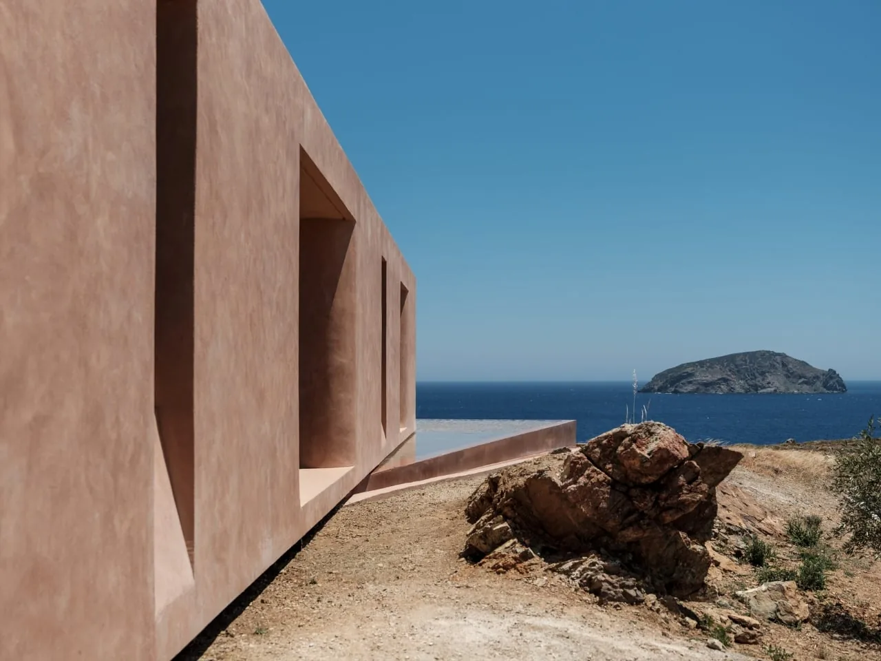 Sifnos'ta Pembe Ev: Manzaraya Değil İçe Bakan Yedi Avlu