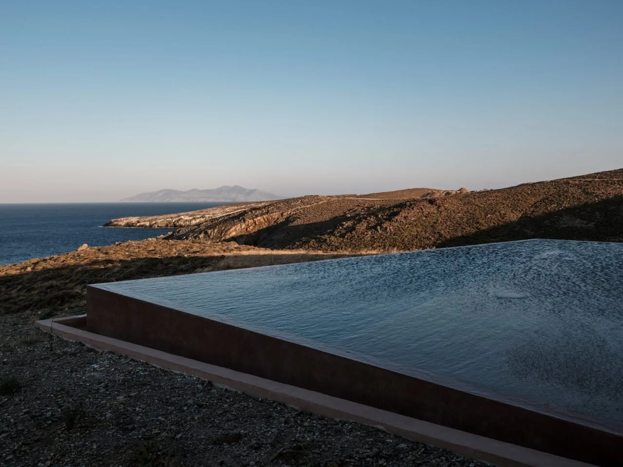 Sifnos'ta Pembe Ev: Manzaraya Değil İçe Bakan Yedi Avlu