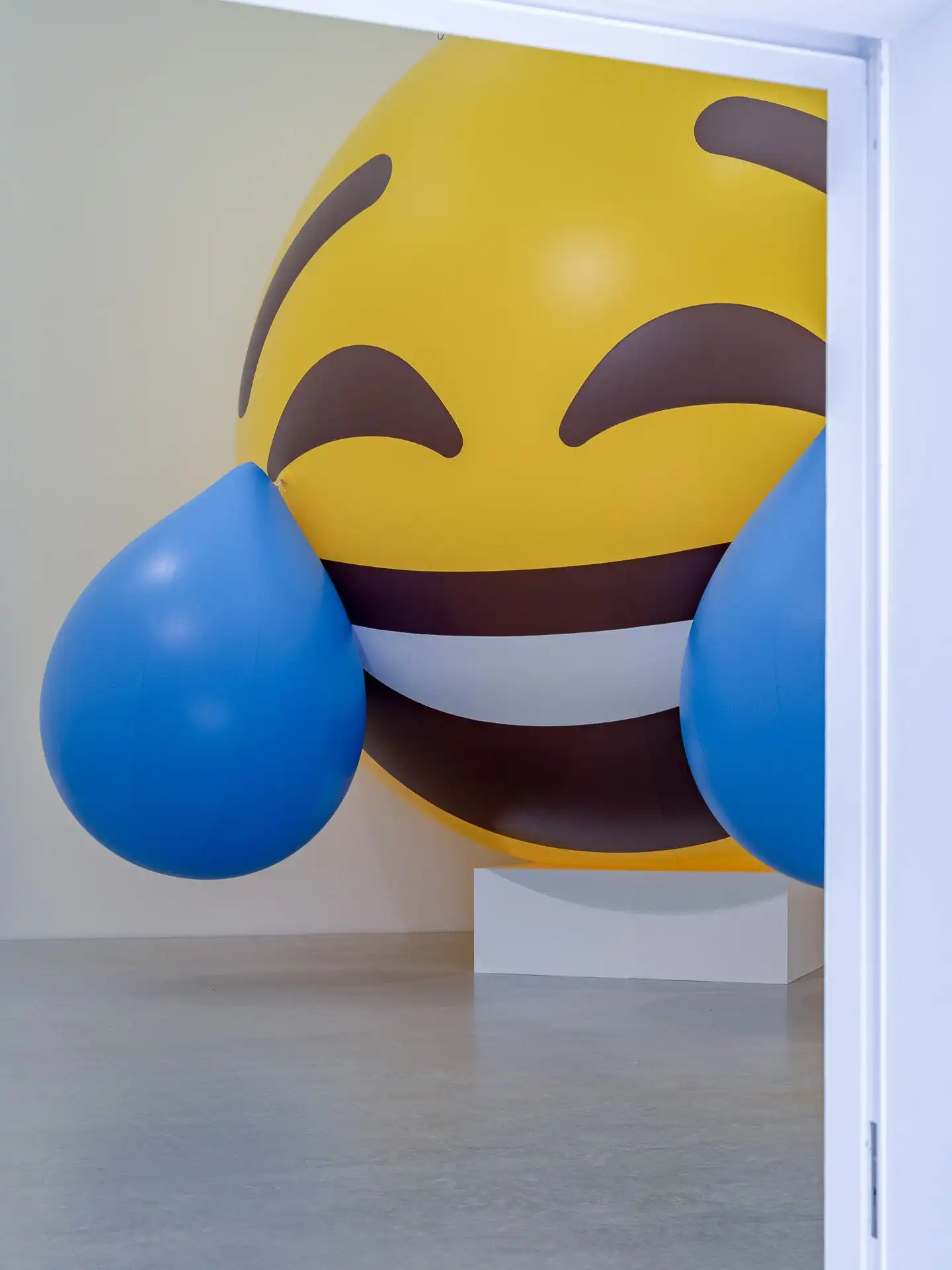 Ekrana Sığmayan Emoji: Shōei Matsuda'dan 8 Metrelik "The Big Flat Now"