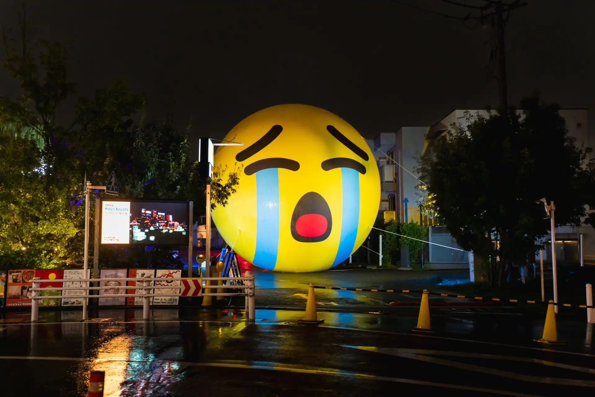 Ekrana Sığmayan Emoji: Shōei Matsuda'dan 8 Metrelik "The Big Flat Now"